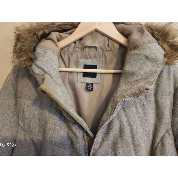 O35 GAP wool blend quilted zip-up gray coat with tan fur hood and pockets - Picture 3 of 9
